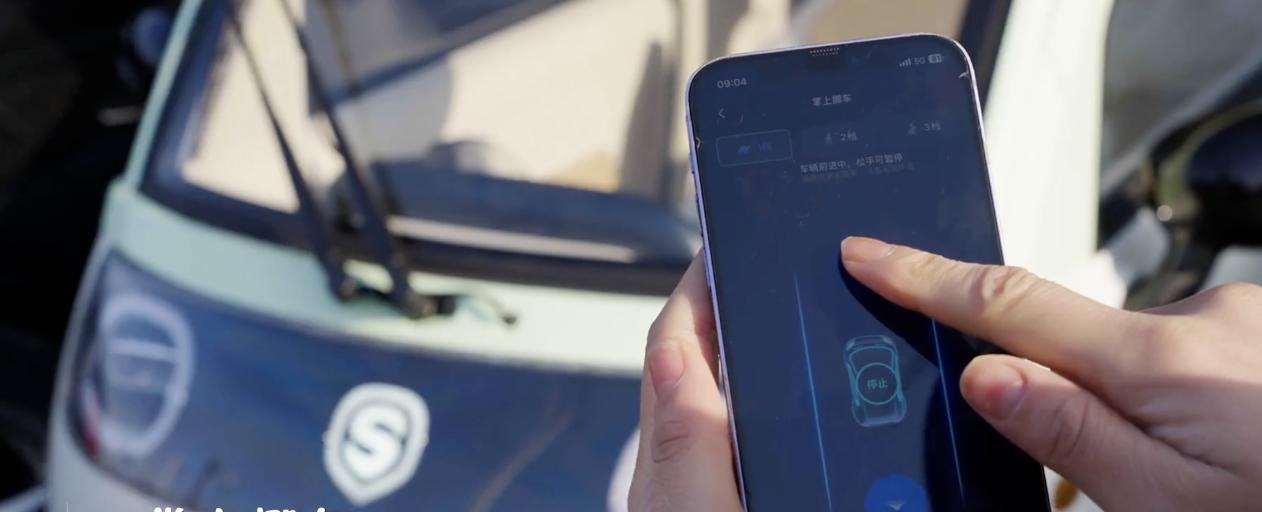 说实话，看到那个视频的时候，我以为是谁用AI合成的。

一台一万块出头的三轮车，