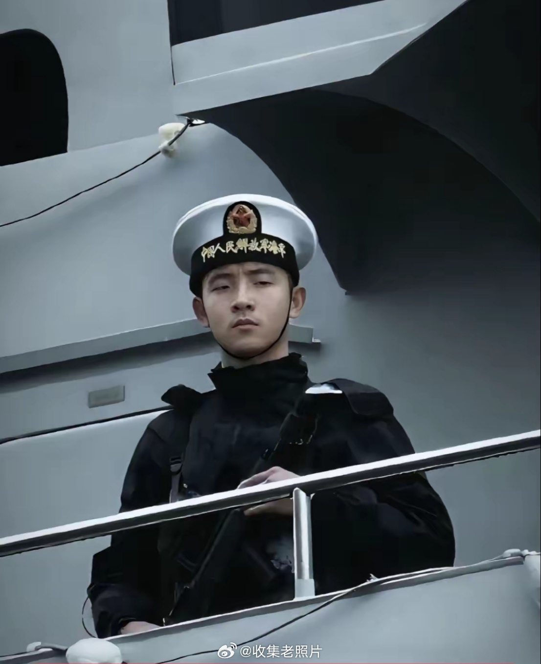 2019年，日本。太原舰访日，一名海军战士眼神中透露出如刺刀般的蔑视。这一幕被日