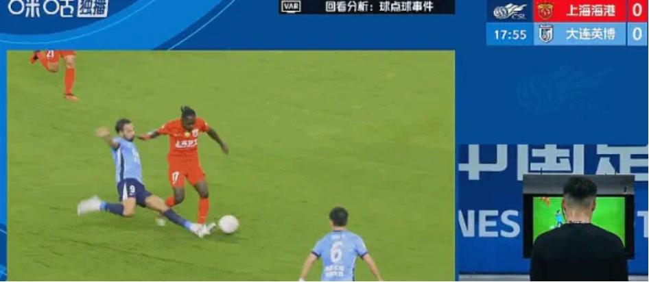 任意球没了还反被吹一个点球，这点球判得“有点水准”。
中超第18轮补赛，上海海港