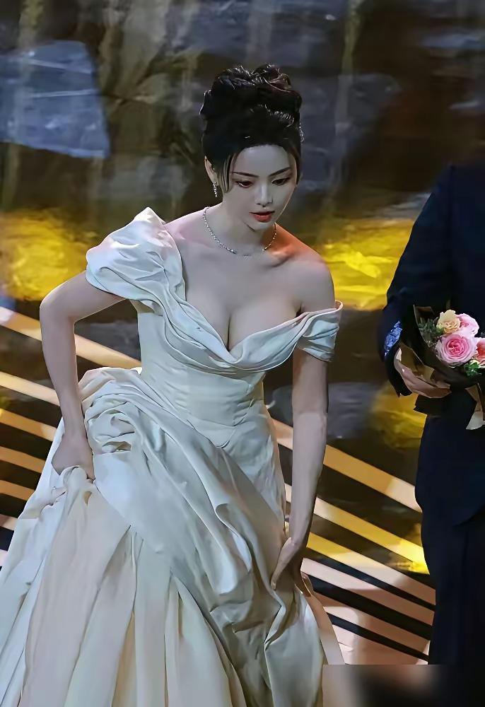 哇，真没想到杨超越妹妹身材这么哇塞，脸蛋精致无比，身材又爆赞，白白嫩嫩的，看着太