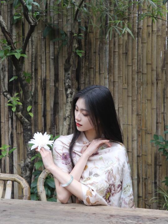 与春行，巾舞盈
