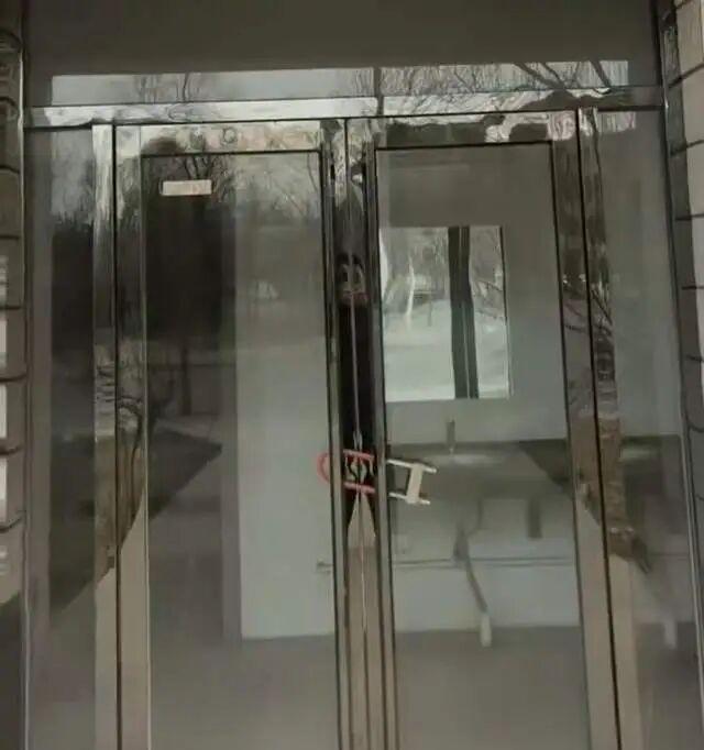 近日，宁夏石嘴山市一男子驾车到充电站充电，肚子痛想上厕所，供电所厕所不对外，旁边