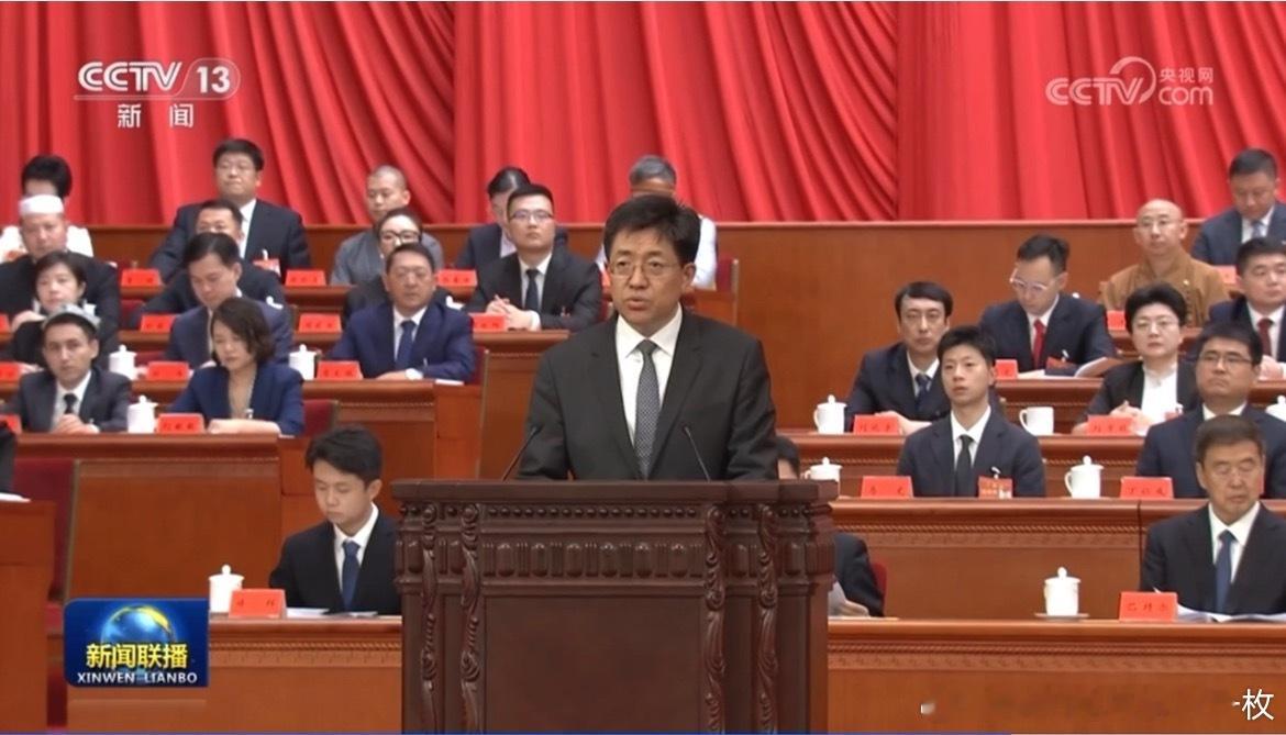 坐在台上认真听讲的马龙 ​​​