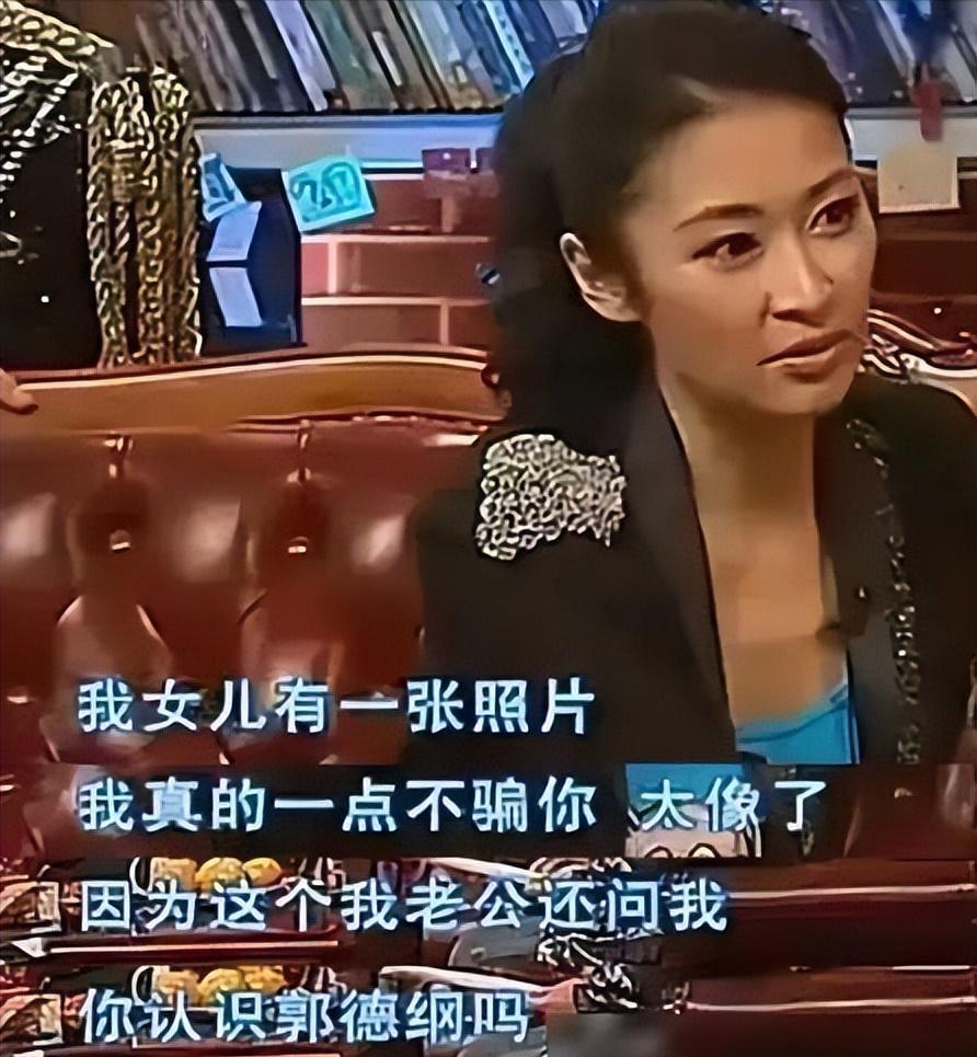 导演管虎拍戏回家后，抱着女儿就是一顿亲昵后开始和女儿玩耍，突然他定定的看着女儿脸