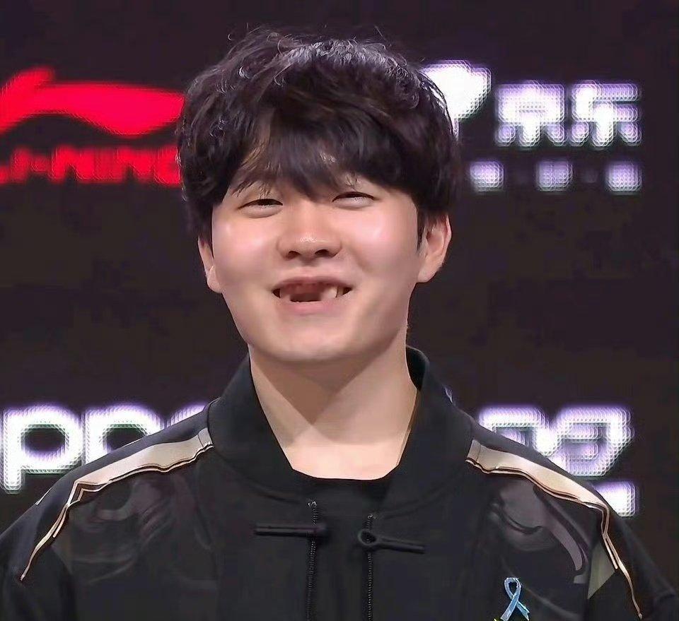 [苦涩][苦涩]Rookie你真的我哭死！Rookie在比赛时带蓝丝带，在直播间