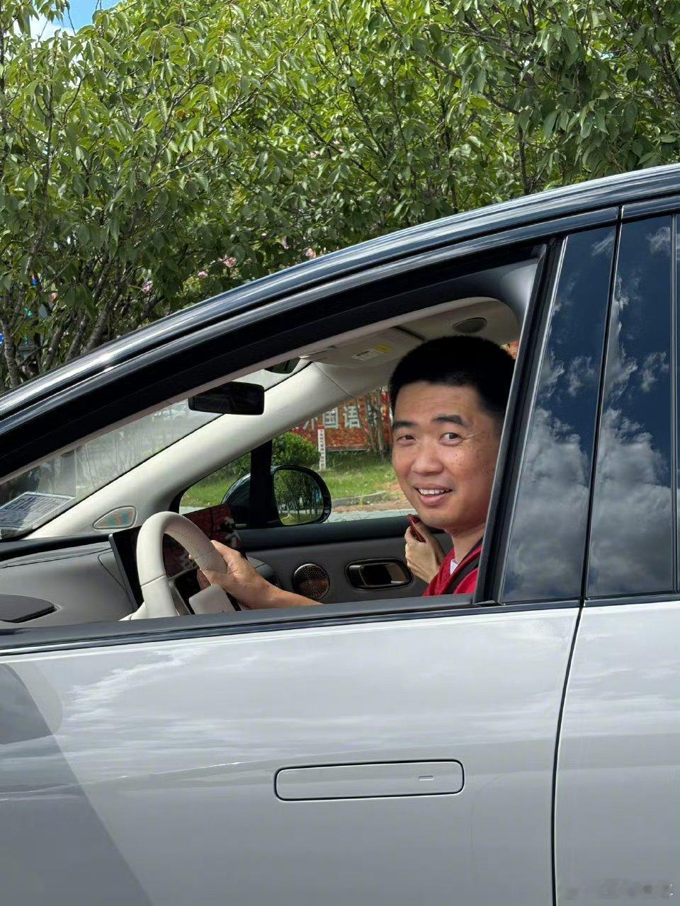 李想开i8现身常州 李想这是和夫人一起吗？厂长夫人身材真好啊[可爱] ​​​