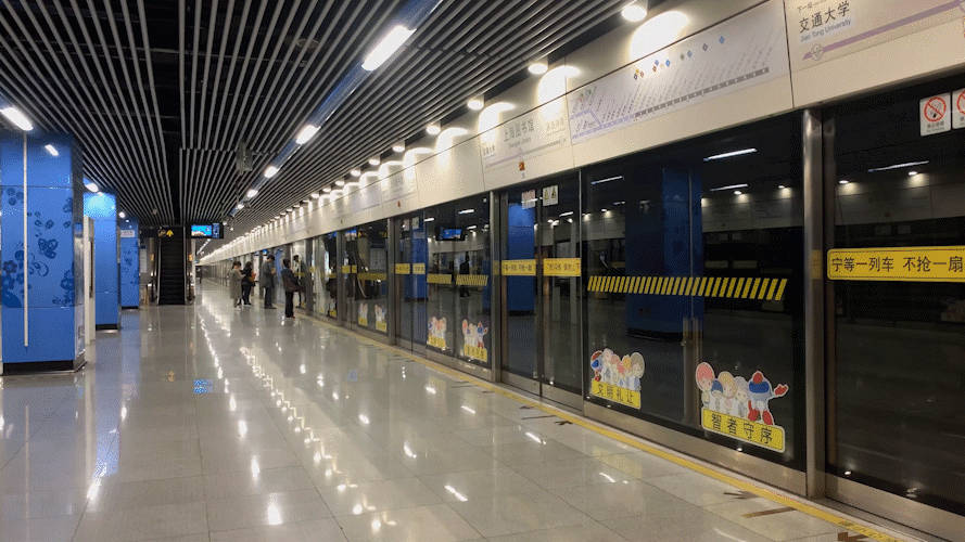 【地铁隧道中的新鲜空气是从哪里来的？】地铁隧道新鲜空气可以有三个办法来保持，风井
