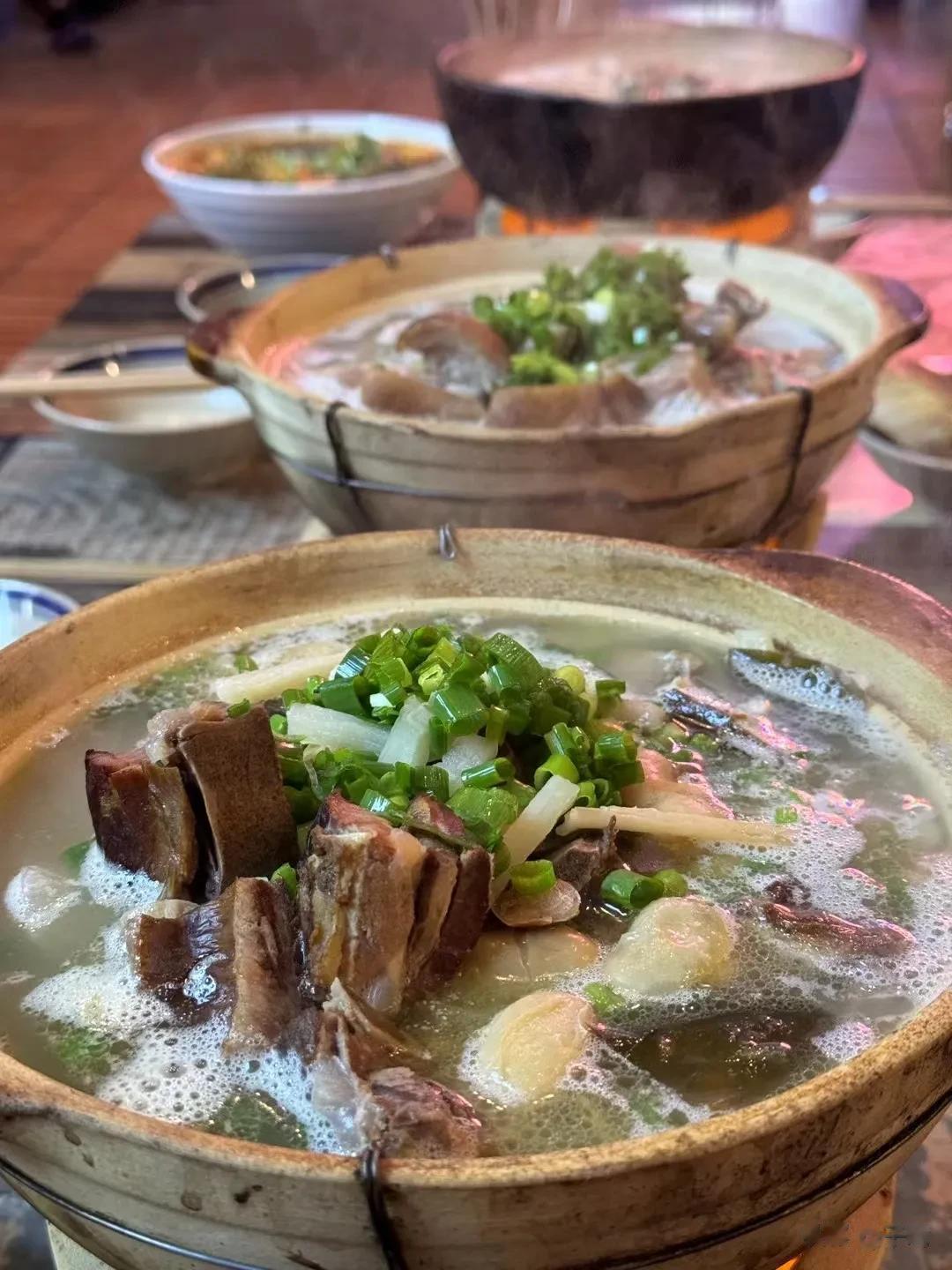 在西安吃到了心心念念的腊排骨锅，以前在汉中吃过，这次吃到的是湖北风味的，这种腊排