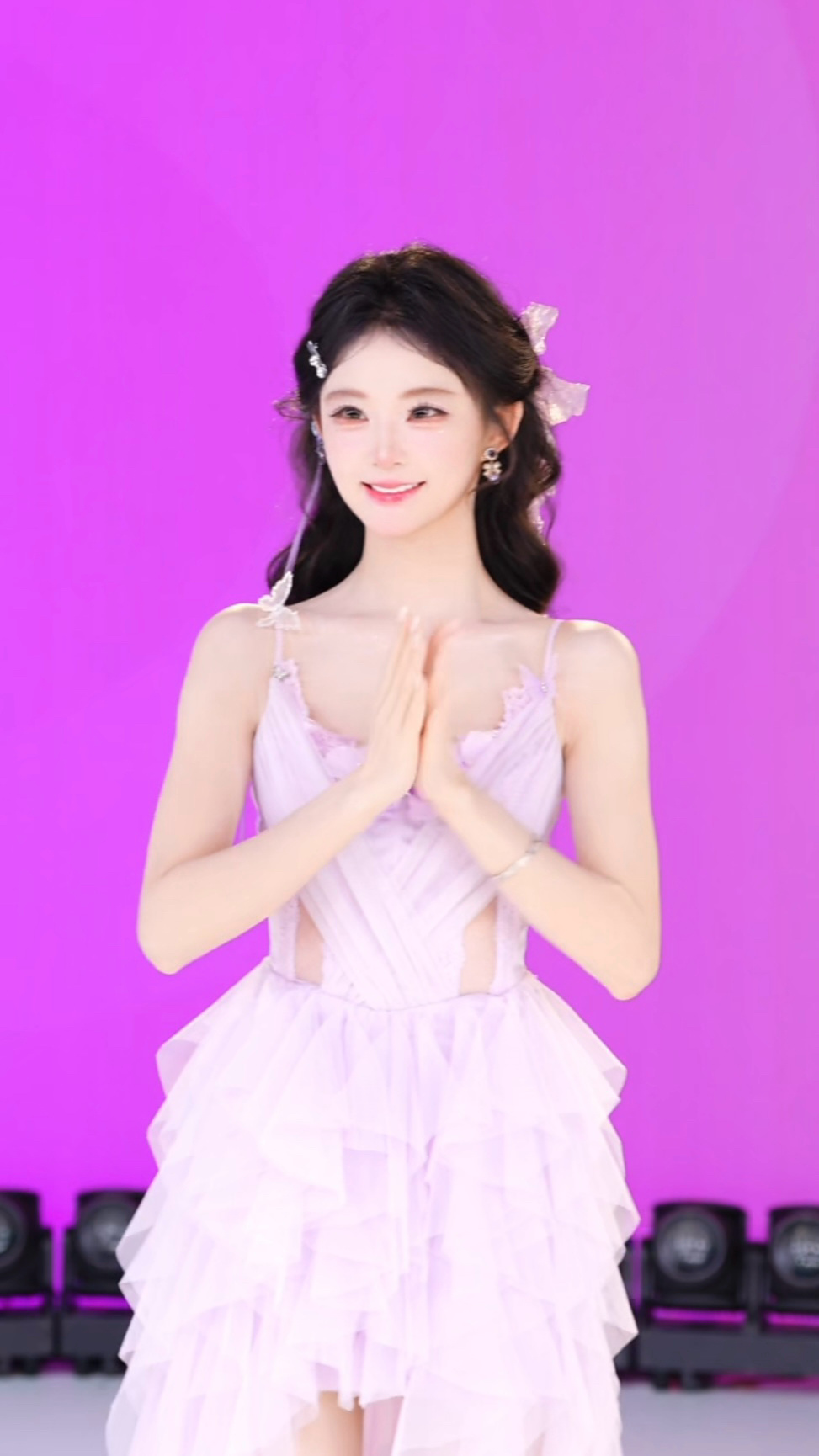 喜欢一个人是藏不住的，就算捂住眼睛，水也会从别的地方流出来。 