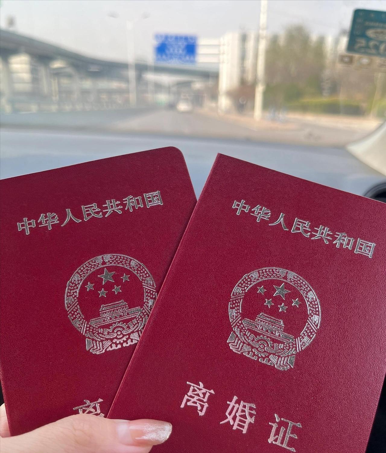 1. 经济独立，不再忍气吞声
男女都能自己赚钱养活自己，不靠婚姻兜底，委屈了直接