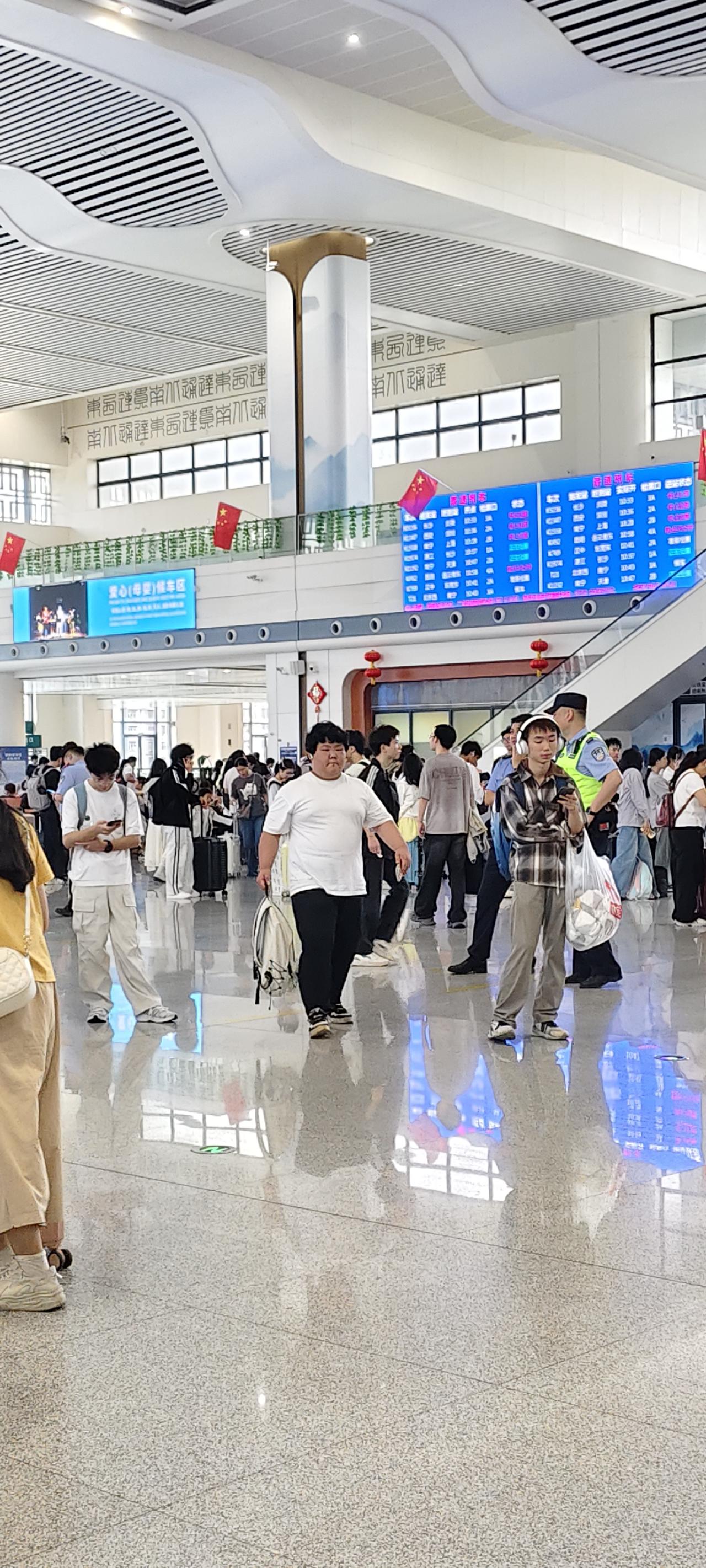 人气爆棚！十月一日株洲火车站掠影
国庆节外出短途旅行，株洲火车站熙熙攘攘，人气爆