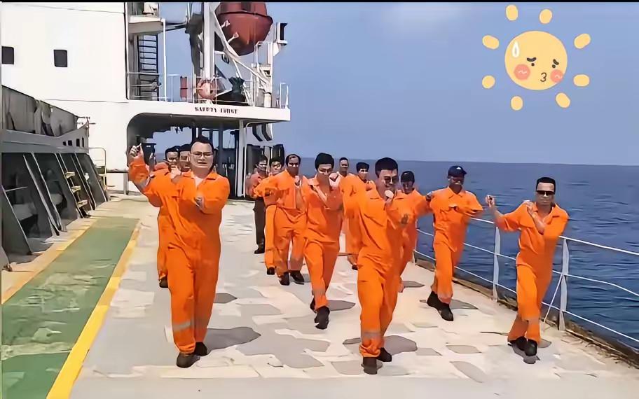 霍尔木兹海峡被封，船员滞留半个多月，得被憋成啥样。
​
打不进去，那就加入广场舞