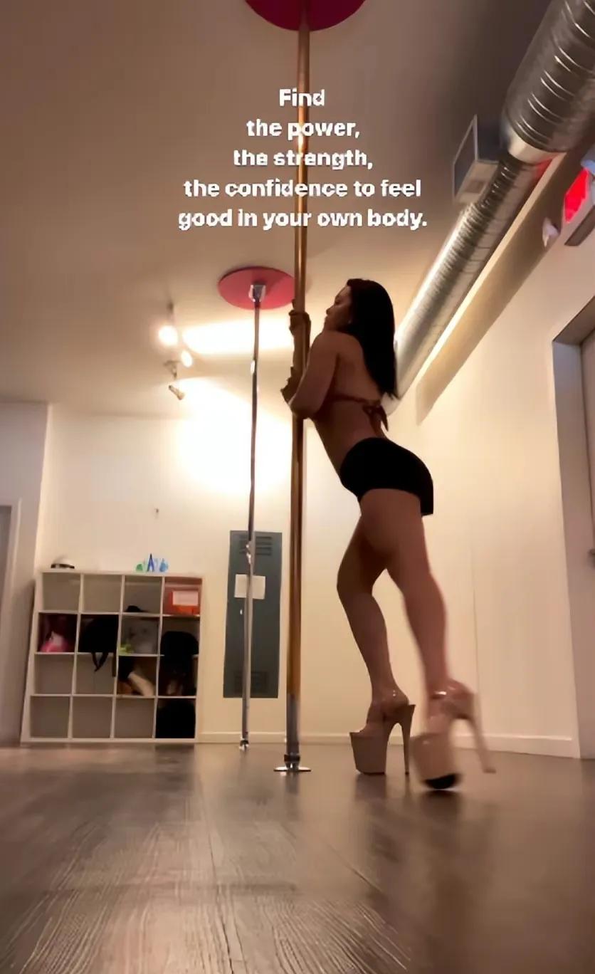 钟丽缇女儿跳钢管舞引发热议

4月23日晚，女神钟丽缇的女儿因穿内衣在国外豪宅内