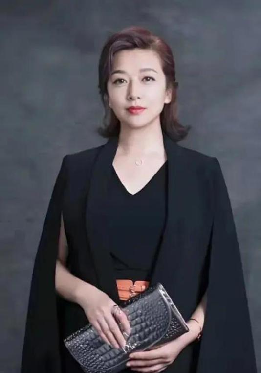 那只揣错在兜里的昆明酒店遥控器，差点就把江珊变成了靳东的太太。
但女儿一句“有他