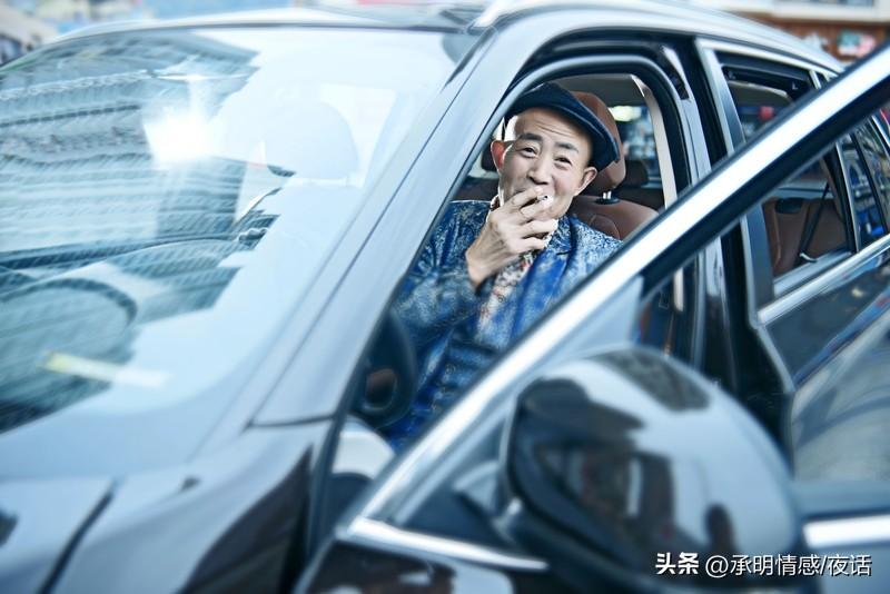 家人们快看！淡定从容的顶级境界，真不是装出来的！

你瞅那守书摊的老爷子，暴雨掀