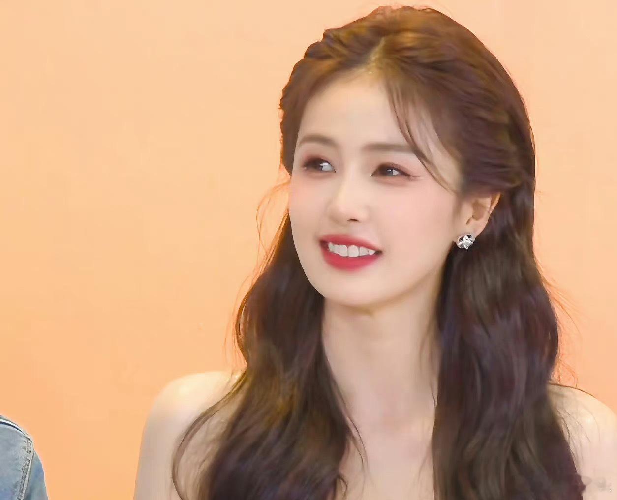 #白鹿直播状态#白鹿的直播状态也太好了吧！小美女一直都美的很稳定哦。 ​​​