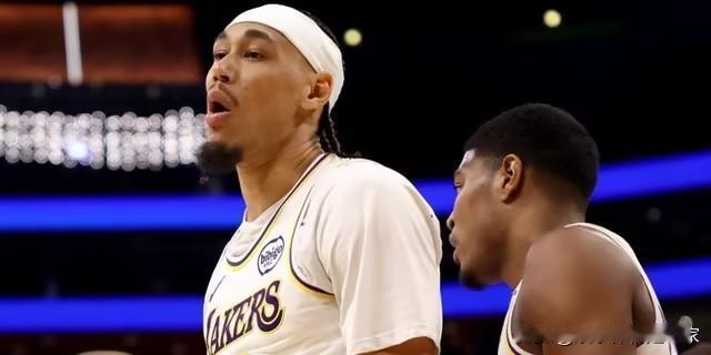 湖人对阵凯尔特人半场休息传来坏消息：湖人官方宣布，中锋海斯因右脚踝受伤，本场比赛