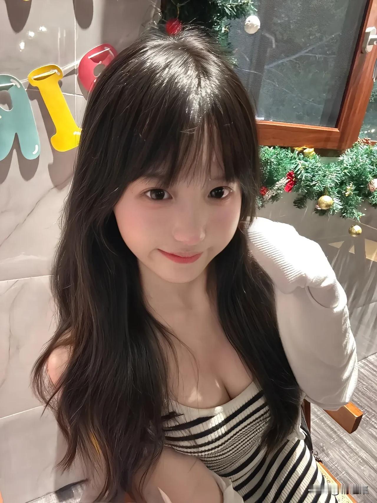 冬日暖阳下，甜美少女与圣诞树相伴，笑靥如花