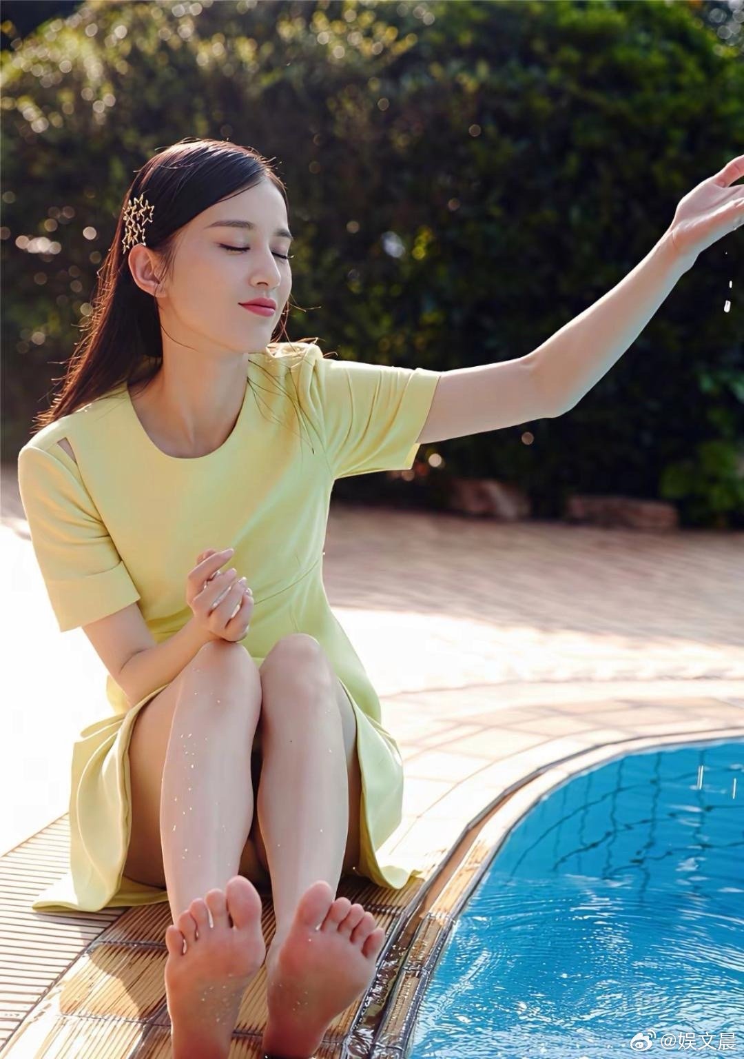 谁懂黄圣依池边戏水的美！清新优雅、气质脱俗，宛如水中仙子，美得让人移不开眼 