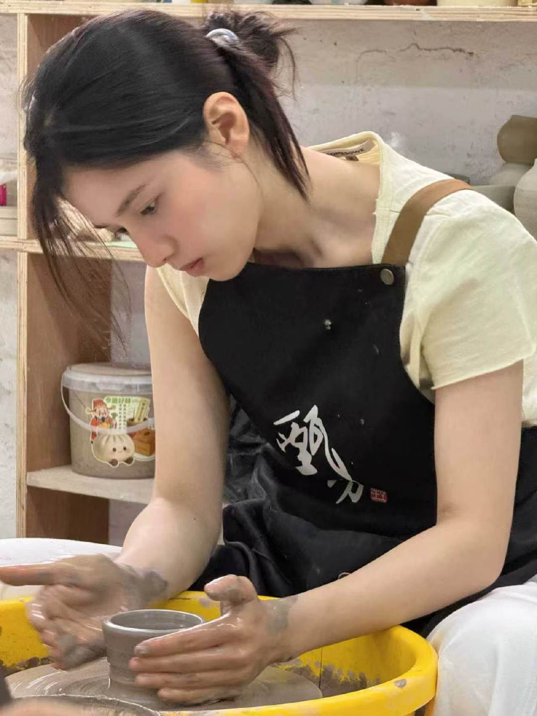 张婧仪工作日记  张婧仪工作日记 是充实又松弛的工作日呀，认真学做陶艺的样子真是