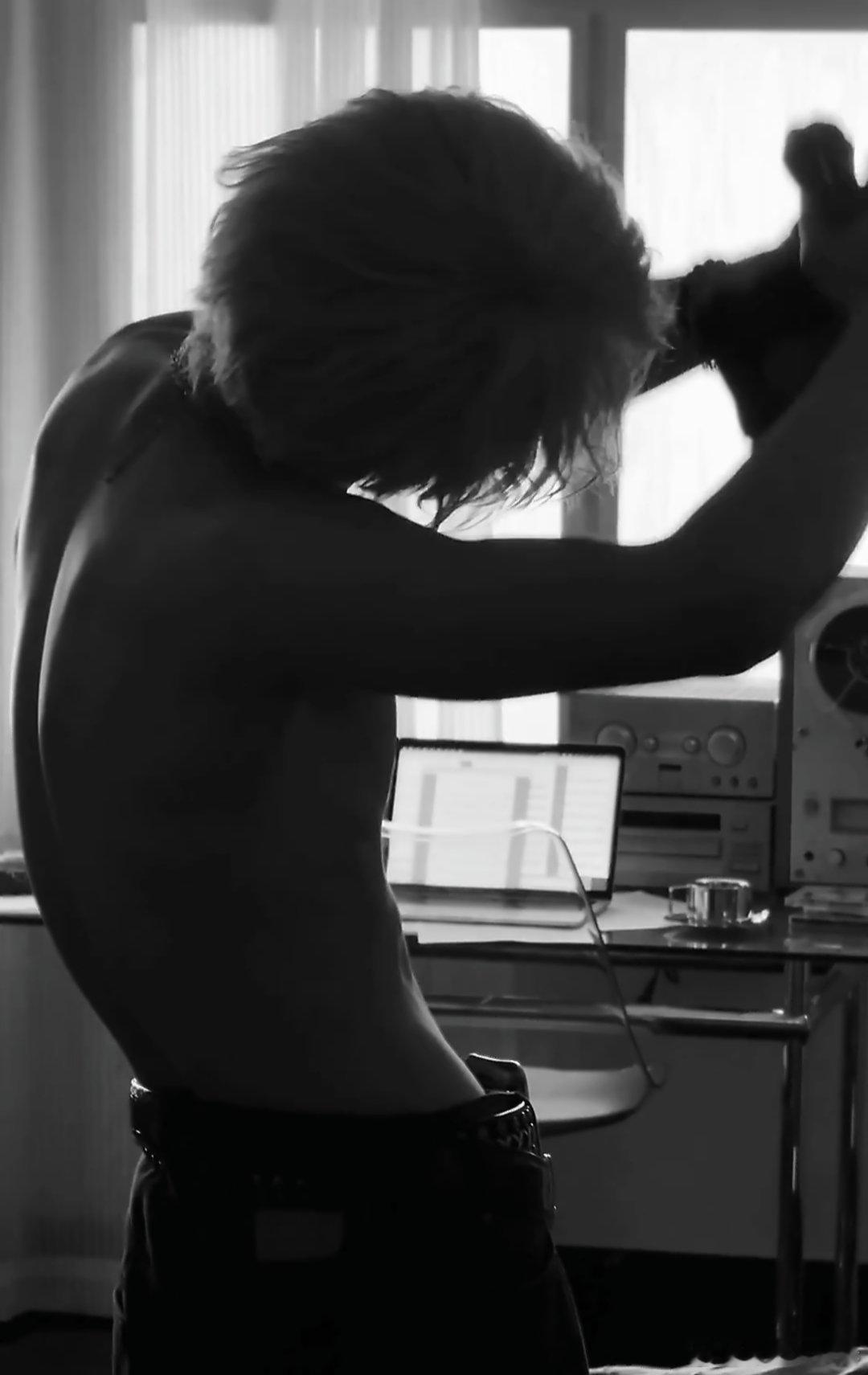 张真源发裸上身照   我也不知道为什么 这个眼泪就从嘴角流下来了🤪 