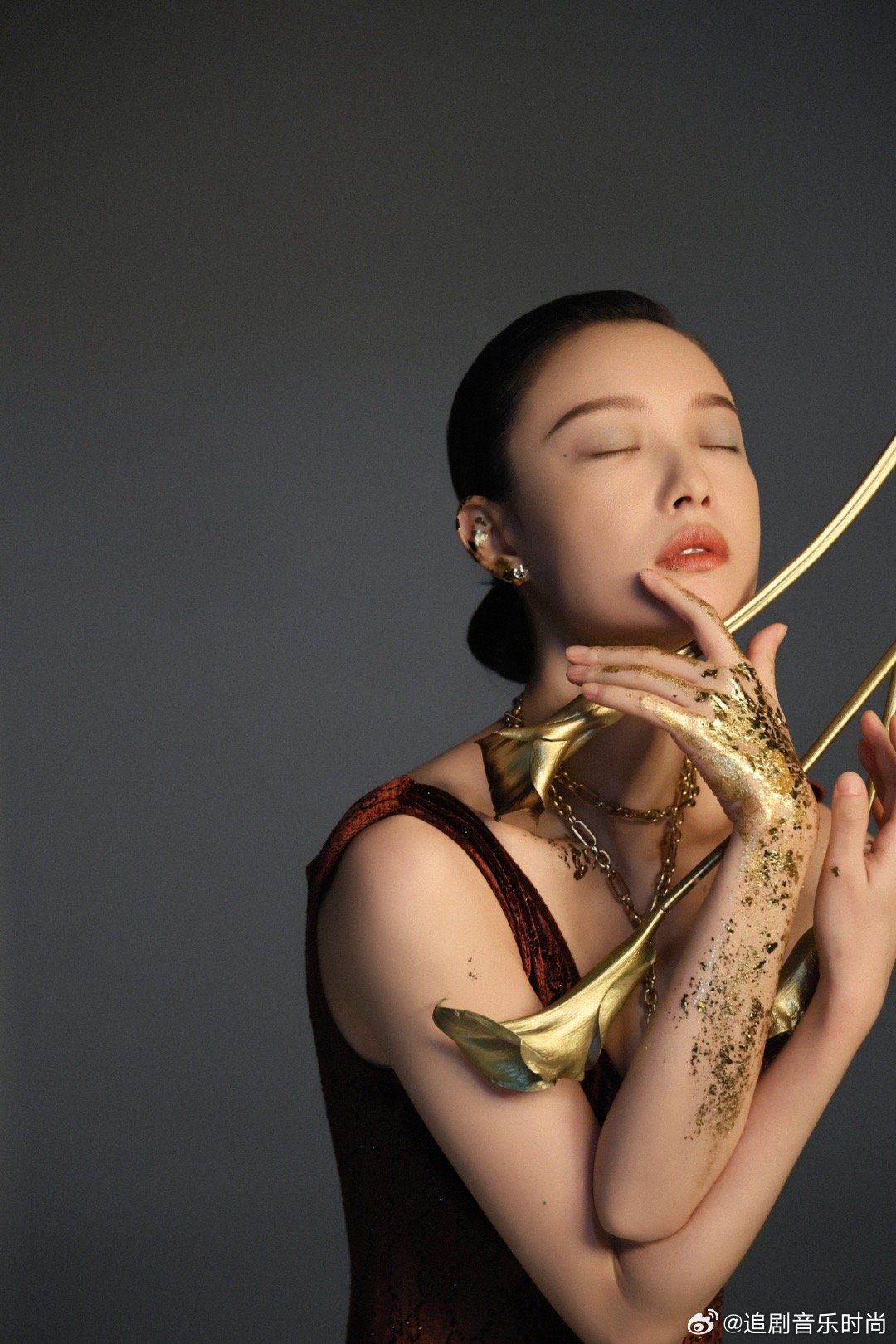 倪妮芭莎十月刊封面 时尚与国风的顶级碰撞！倪妮以竹为舟、以金为墨，在光影间绘就流