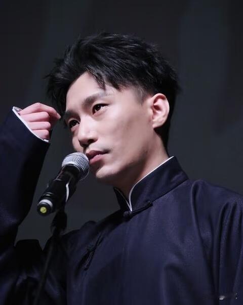 德云社相声演员何九华在节目中官宣当爸，正式升级为新晋奶爸，大方承认自己已有一个可