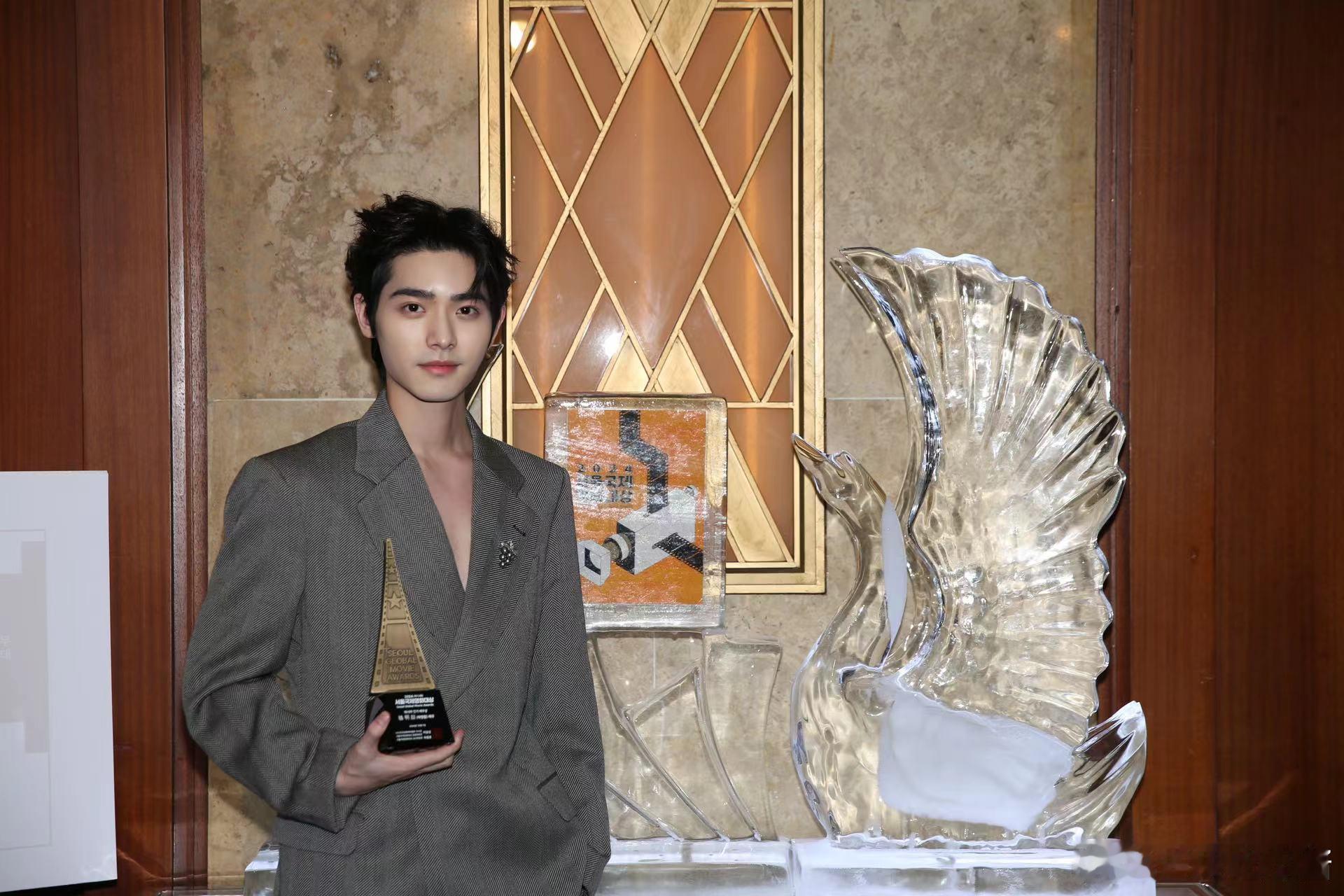 首尔国际电影大赏  骆明劼获亚洲明星奖  韩国电影演员协会举办的大赏上，金英玉、