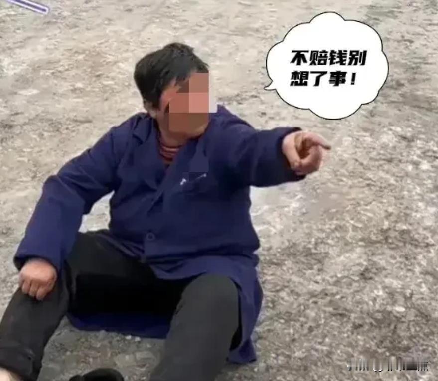 辽宁鞍山，29岁男子与65岁大妈发生争执，争执中，大妈拿肩膀往男子身上靠，男子连