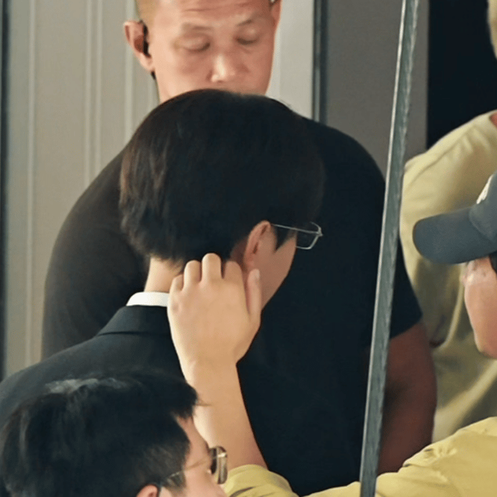 对毅锅的后脑勺我就这样 ​​​