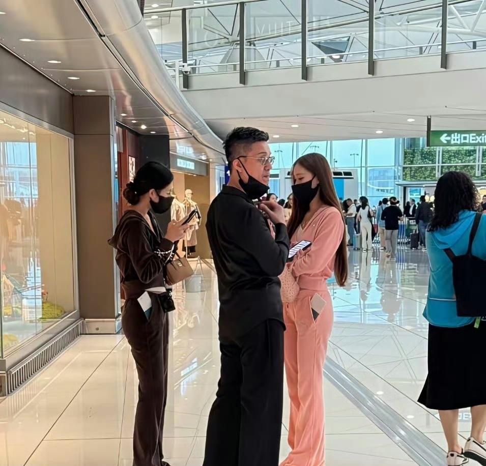 48岁的小S和老公许雅钧，带着大女儿、二女儿一同出现在香港机场。

两个女儿个头