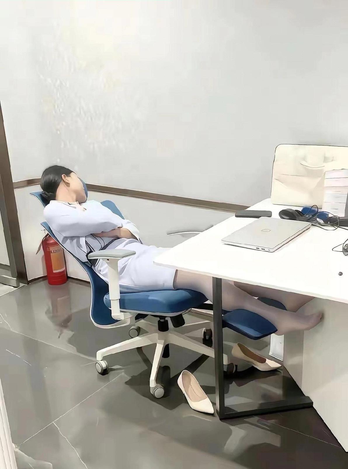 媳妇在一家外企工作！春节期间在公司值班，相信大家都知道值班的含义，就说坐在公司里