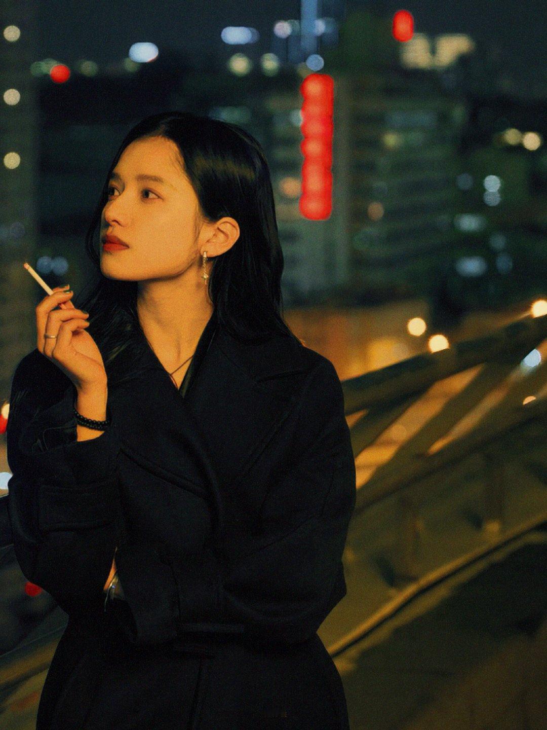 张婧仪抽烟图，太有风情了！