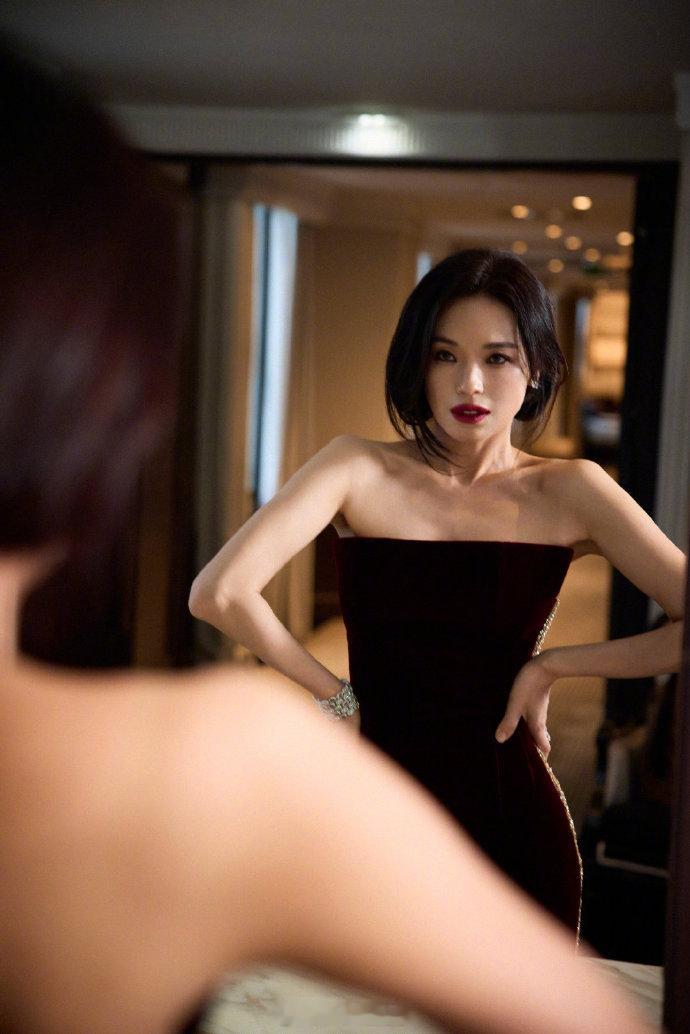 舒淇大花气场 舒淇《狂野时代》戛纳首映，舒淇一袭高定战袍踏上光影交织的红毯，金线