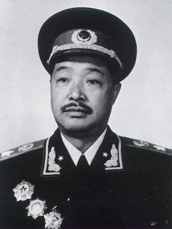 长征期间，国民党的飞机几乎每次都能准确无误地轰炸到红军。贺龙就想出了一个妙计，让