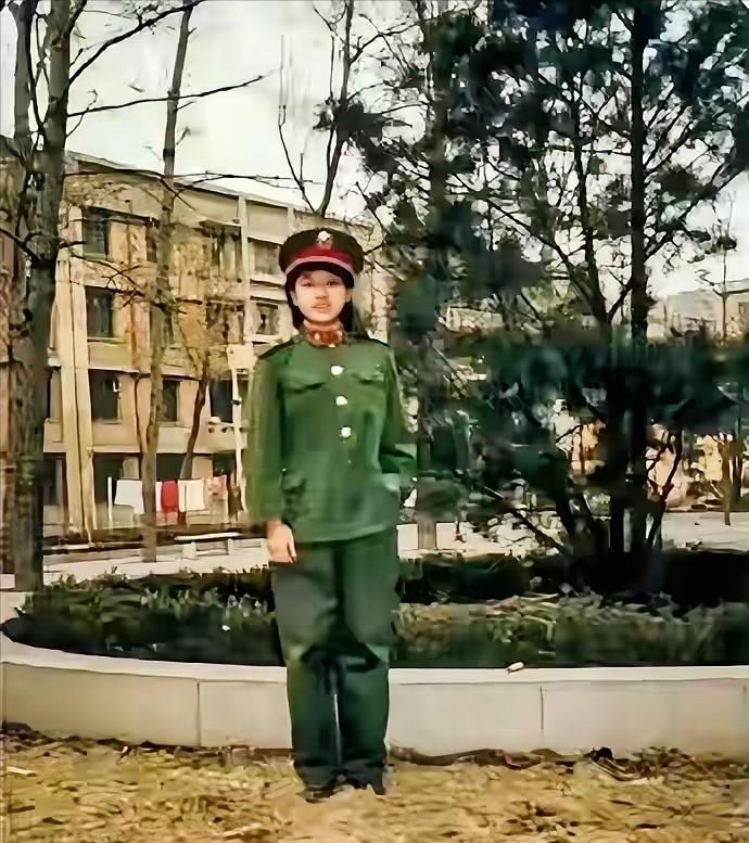 韩红自曝曾是校花，看了她18岁那张穿军装的旧照，清秀灵动，果然没骗人。确实，很多