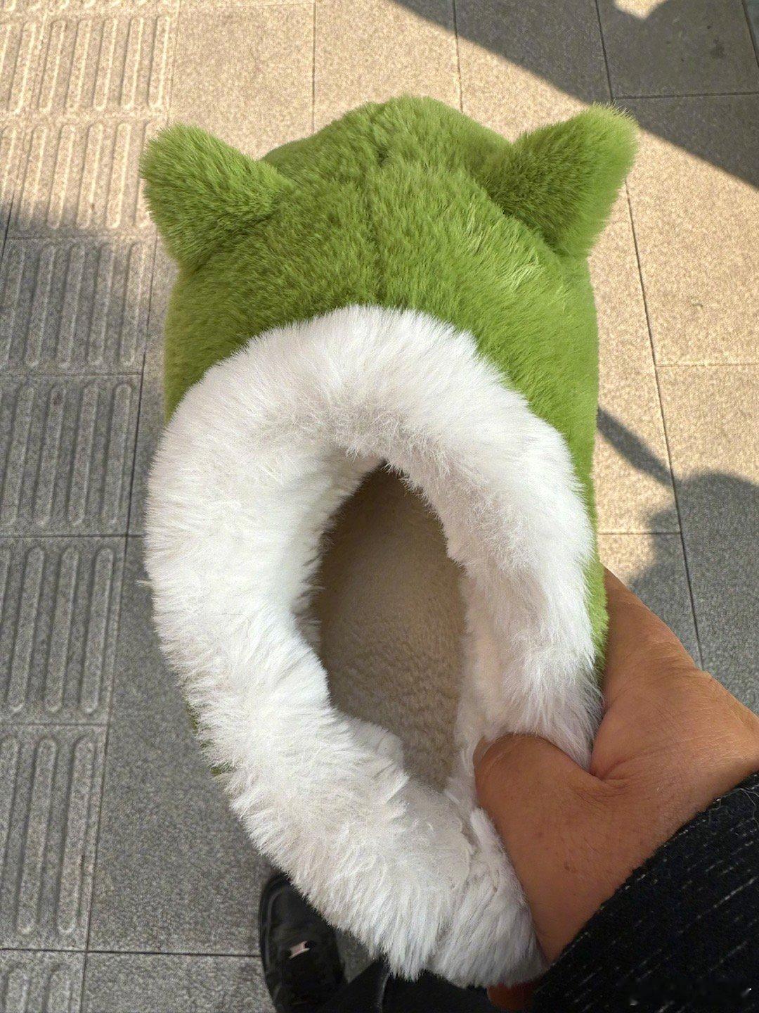 中午，趁着太阳好，我把一些鞋子晒在窗台上，然后换洗了床单被套，晒了被子。在晒被子