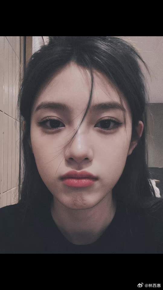人到了一定年龄 莫名的就开窍了 好像把什么都看透了 对什么都祛魅了 人的悲欢也并