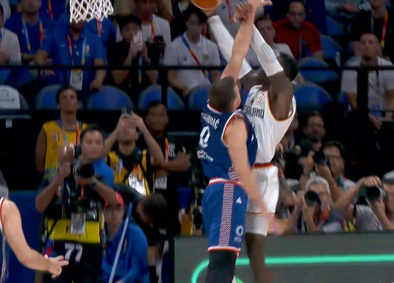 施罗德第26分，闪电突破上篮，帮助德国81－77建立4分优势，制胜一击!