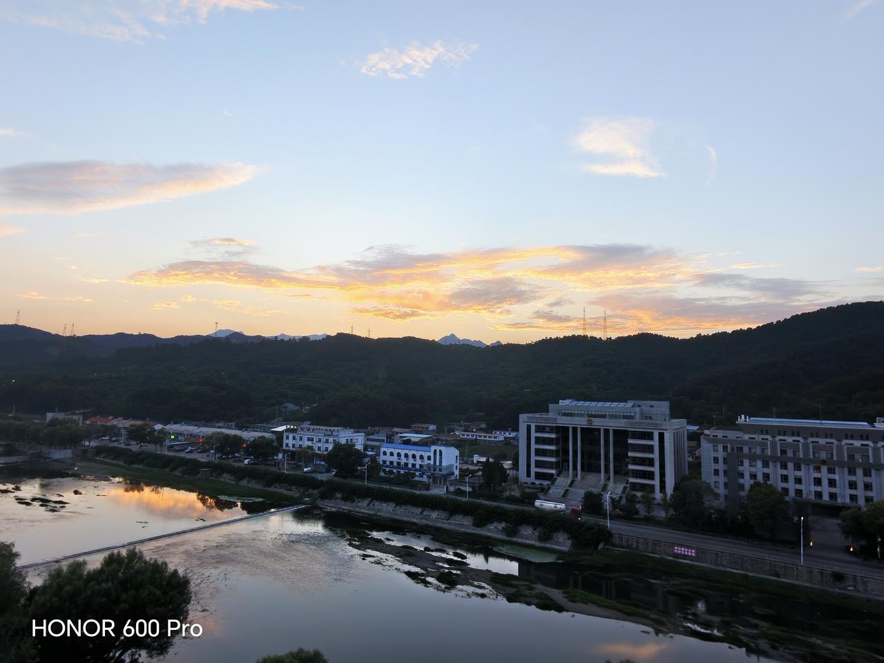 傍晚，天边那抹淡彩正渐渐隐去。夕阳余晖倾洒街道，行人身影被拉得修长。街道行人寥寥