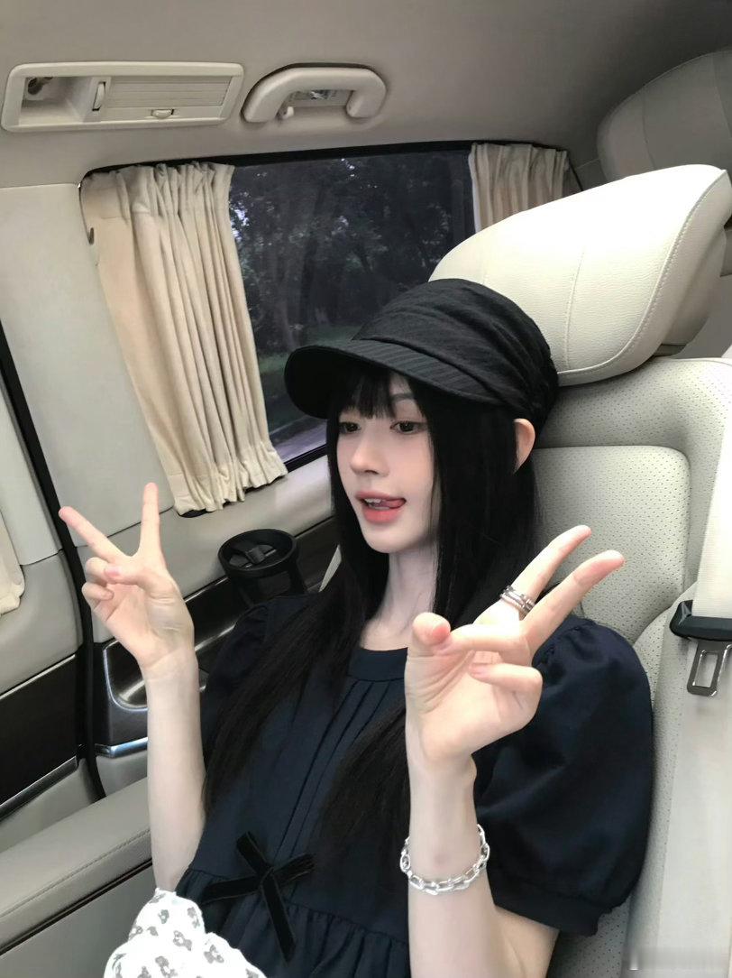 鞠婧祎黑裙look好乖 拽姐乖乖女形态真是自由切换哦鞠婧祎粉丝肯定超幸福，0️⃣