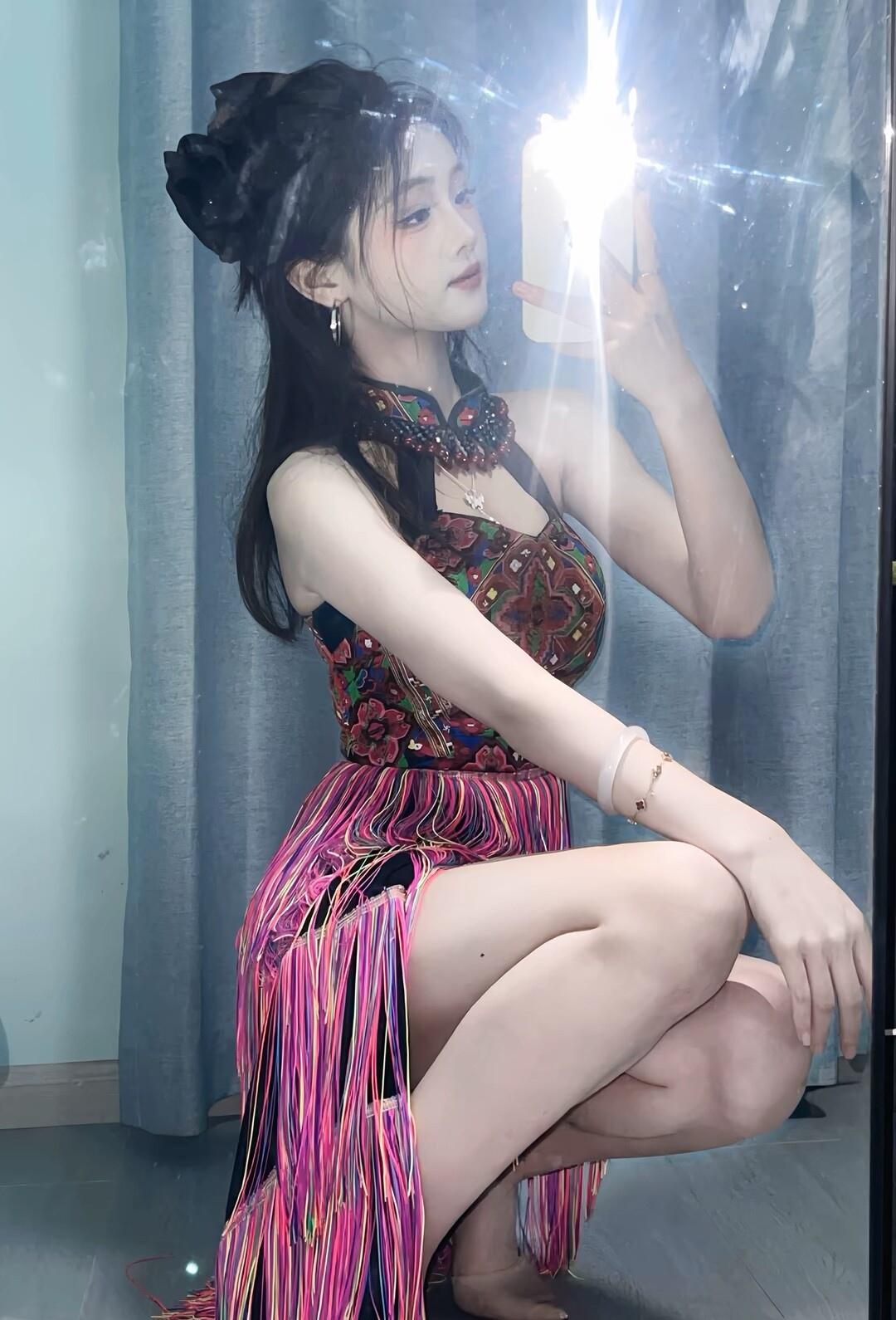 惊艳的复古风穿搭，镜中自拍的魅力瞬间！