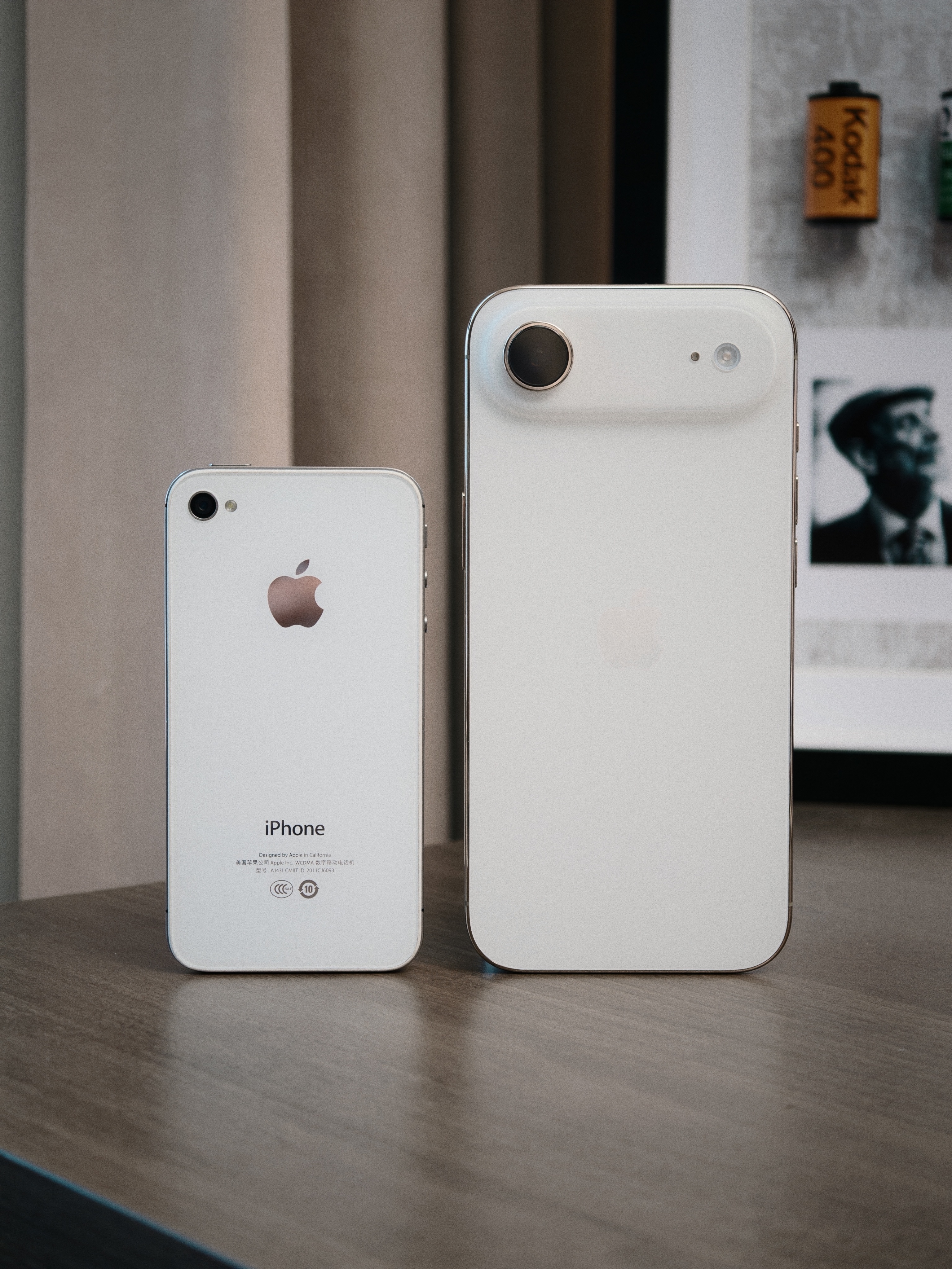 工作室小伙伴整了台 iPhone 4S，和 iPhone Air 放在一起对比一