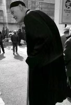 甘肃男篮老将马占福，没人提却总在关键场次顶住，他到底多硬气。
他叫马占福，甘肃广