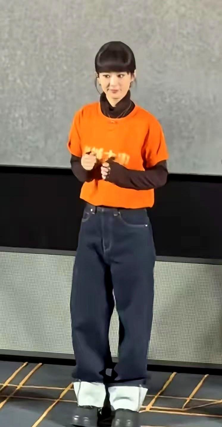 赵丽颖这身造型，真的可以避雷了。

焦点全在那条裤子上！本来就常被说五五分比例，