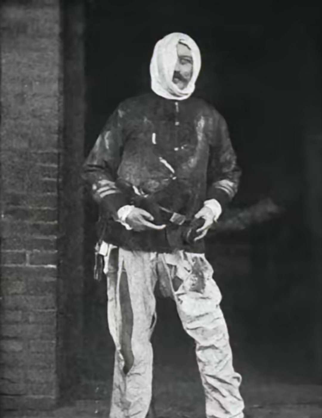 美国人马吉芬，系甲午战争北洋水师雇佣的镇远舰副指挥，作战负伤，敬佩丁汝昌气节，战