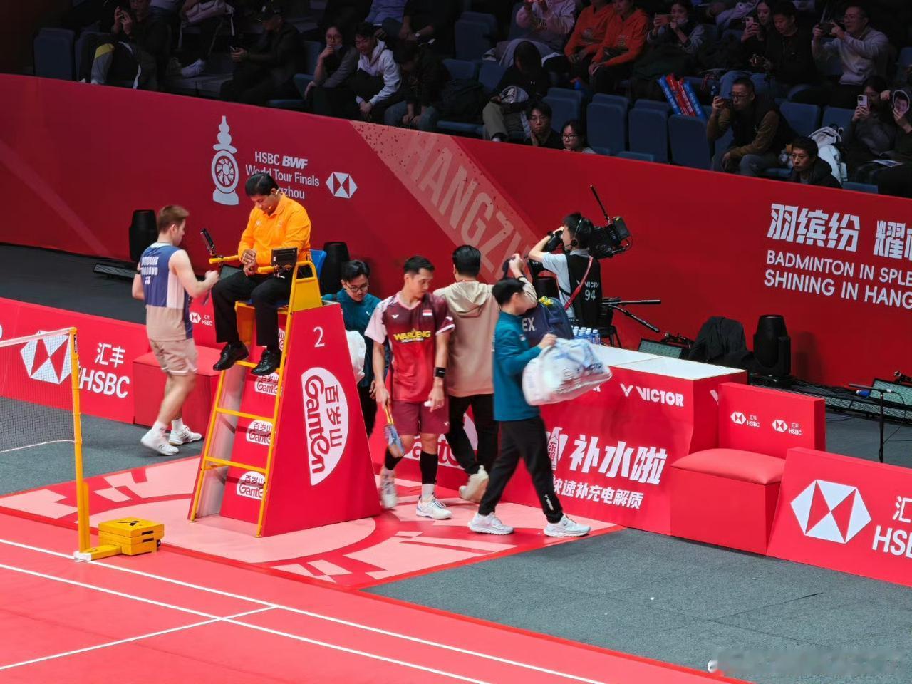 第一局昆拉武特🇹🇭 21-10 先胜🇮🇩乔纳坦！
乔纳坦🇮🇩咋回事啊