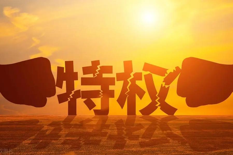 特权最大的危害，不是贪婪，而是冷漠。

地铁上嫌农民工“脏”就恶语相向；直播里一