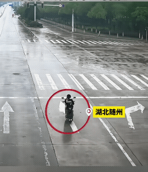 骑车男子他应该是看到油罐车了，因为他犹豫了一下。但是，他还是冲了出去，撞上了油罐