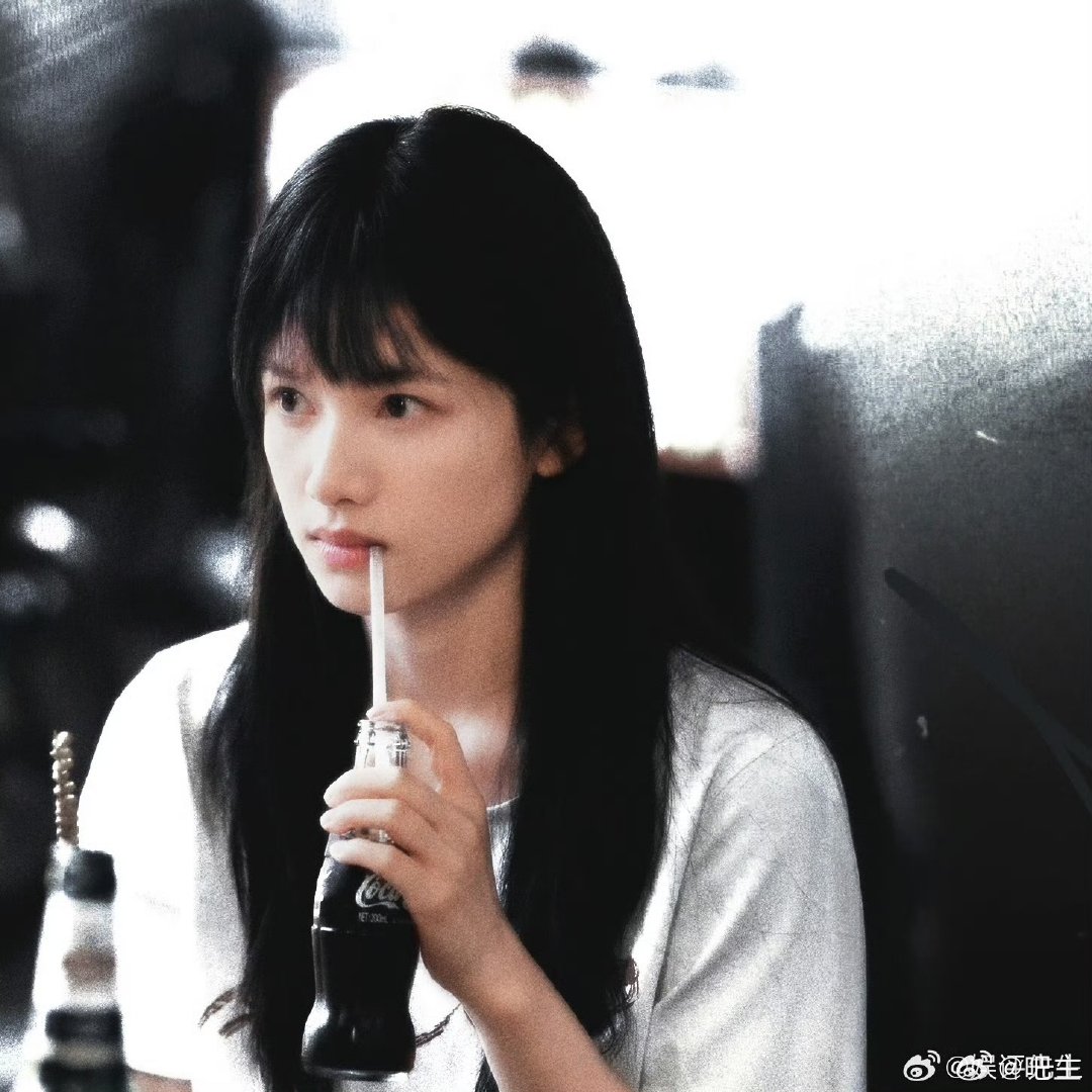 张婧仪含泪又挑衅的笑野狗骨头 没有夸张神态，仅凭眉眼笑意，张婧仪就撑起整场戏的戏